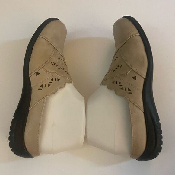 East Street Women’s Beige Slip On Flats Clogs Size 7.5 - Picture 5 of 8